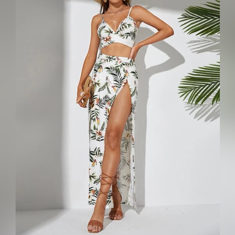 SHEIN Tall Tropical Print Crop
Cami Top & Split Thigh